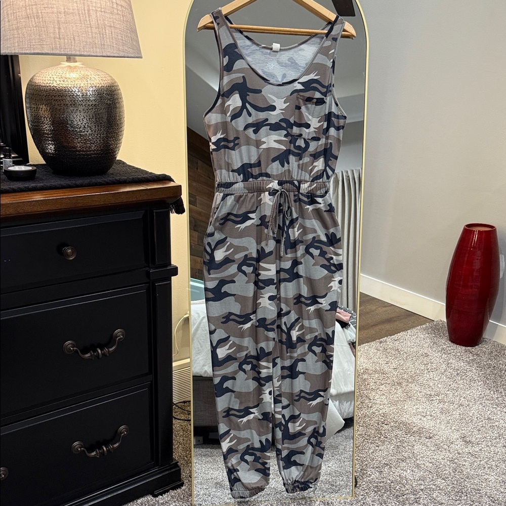 Camouflage Sleeveless Jumpsuit/Romper with pockets